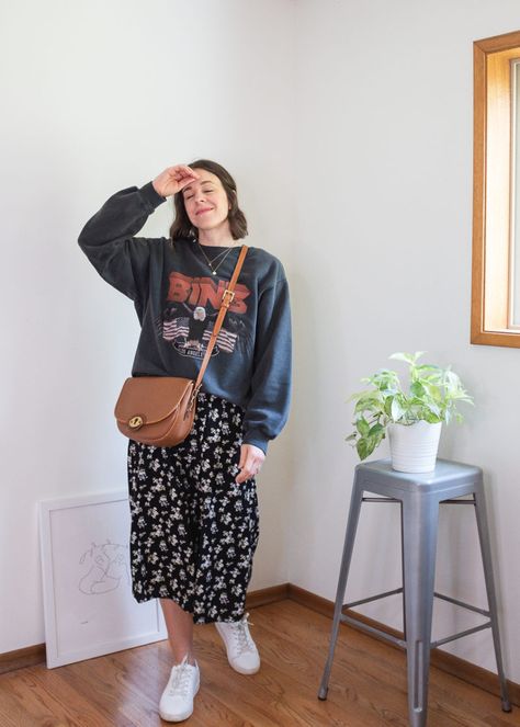 Sweatshirt Over Dress, Sweatshirt And Dress Outfit, Sweatshirt And Long Skirt, Sweatshirt Outfit With Skirt, Modest Sweatshirt Outfit, Long Skirt With Sweatshirt, Sweatshirt Outfit Work, Skirts And Sweatshirts Outfit, Long Skirt And Sweatshirt Outfit