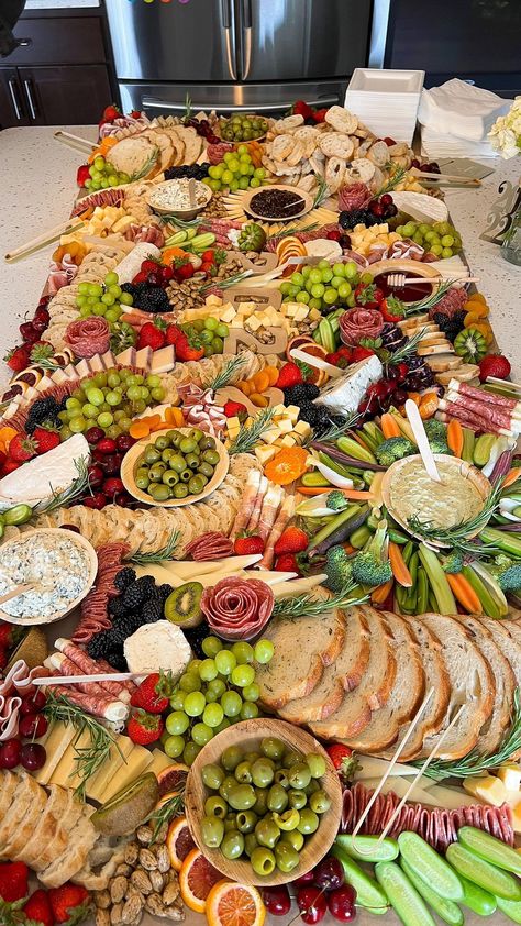 dishedbyrachel on Instagram: Grad graze 🎓 #2022grad Cheap Grazing Table Ideas, Charcuterie Grazing Table, Grazing Table Ideas, Graze Table, Graze Board, Fall Party Food, Charcuterie Appetizers, Catering Food Displays, Grazing Board