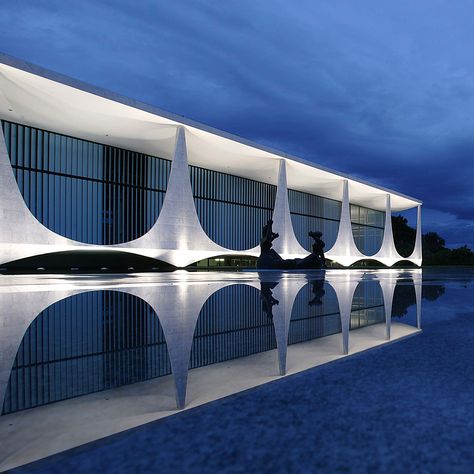 The Brazilian president has moved out of his official residence in Brasília, by Oscar Niemeyer, after sensing "bad energy" and fearing it could be haunted. Oscar Niemeyer Architecture, Modernist Architects, Oscar Niemeyer, The Reflection, Futuristic Architecture, Brutalism, London City, Architectural Digest, Contemporary Architecture