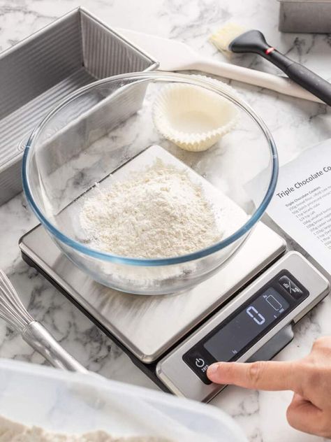 How To Use Digital Kitchen Scales - www.thescranline.com Meat Scale, Digital Scale Kitchen, Digital Spoon Scale, Beginner Baker, Recipe Ingredients List, Measuring Scale, Digital Food Scale, Kitchen Scales, Digital Kitchen Scales