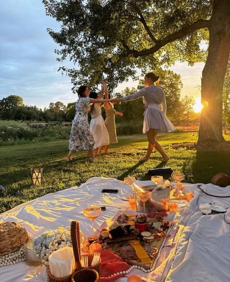 Picnic Photo Shoot, Picnic Pictures, Picnic Summer, Picnic Inspiration, Garden Picnic, Picnic Birthday, Take Off Your Shoes, Favourite Flowers, Picnic Date