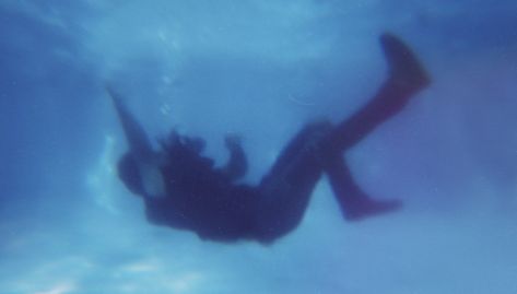 @hellowjames pool photography, pool photo, underwater photography Breathing Underwater Aesthetic, Under Water Photography People, Underwater Film Photography, Floating In Water Aesthetic, Dark Pool Aesthetic, Floating In Water Photography, Underwater Cinematography, Falling Underwater, Person Underwater