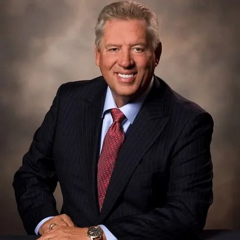 John Maxwell Leadership Speaker | Aurum Bureau Qualities Of A Leader, Karen Kingsbury, Good Leadership Skills, John C Maxwell, John Calvin, Leadership Books, Best Authors, Gospel Message, John Maxwell