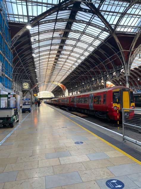 Train Stations Aesthetic, London Train Station Aesthetic, Bored Pictures, London Train Station, Train Station Aesthetic, London Morning, London Train, Paddington Station, Vision Bored