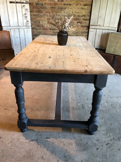 Old farmhouse table upcycled and painted in Annie Sloan graphite www.taylorgreyhome.co.uk Dining Room Table Makeover, Painted Kitchen Tables, Dining Table Makeover, Diy Kitchen Table, Kitchen Table Makeover, Farmhouse Kitchen Tables, Rustic Farmhouse Kitchen, Table Makeover, Farmhouse Dining Table