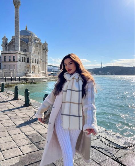 Istanbul Winter Photography, Istanbul Turkey Photography Winter, Istanbul Turkey Aesthetic Outfit, Winter Istanbul Outfit, Istanbul Turkey Winter Outfit, Istanbul Fashion Clothing, Turkey Aesthetic Outfit, Istanbul Pose Ideas, Istanbul Turkey Outfit Winter