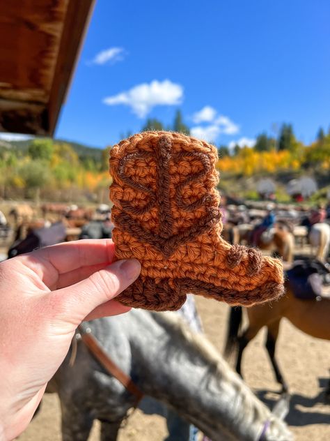 Crochet cowboy cowgirl boot appliqué Crochet Cowboy Boot Applique, Crochet Cowboy Boots Free Pattern, Crochet Cowboy Hats Free Pattern, Crochet Cow Applique, Crochet Cowboy Hat Keychain, Country Crochet Patterns, Cowboy Crochet Pattern, Crochet Western Patterns, Cowboy Hat Crochet Pattern Free