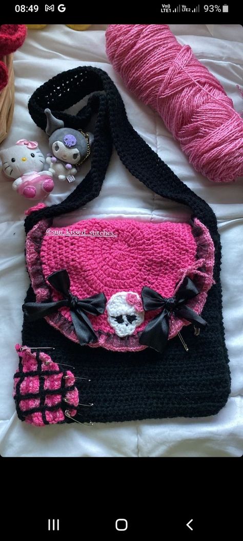 Crochet Warhammer, Crochet Y2k Accessories, Grunge Crochet Bag, Pink And Black Crochet, Crochet Goth Bag, Alt Crochet Ideas, Crochet Goth Clothes, Y2k Crochet Ideas, Pastel Goth Crochet