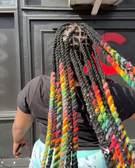 Loc Styles Added Hair, Skunk Stripe On Locs, Loc Color Ideas Black Women, Yarn Locs, Locs Color, Loc Ideas, Short Dreadlocks Styles, Exotic Hairstyles, Loc Hairstyles