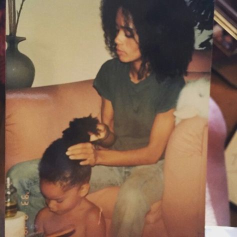 Lisa Bonet doing daughter Zoe Kravitz's hair Zoe Isabella Kravitz, Black Joy, Famous Moms, Lisa Bonet, Zoe Kravitz, Celebrity Kids, Black Is Beautiful, Beautiful People, Black Hair