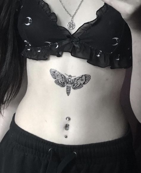 Goth Tattoos Aesthetic, Feminine Goth Tattoos, Goth Collarbone Tattoo, Alt Girl Tattoos, Goth Shoulder Tattoo, Gothic Collar Bone Tattoo, Goth Belly Button Piercing, Emo Tattoos For Women, Tattoo Ideas Alt