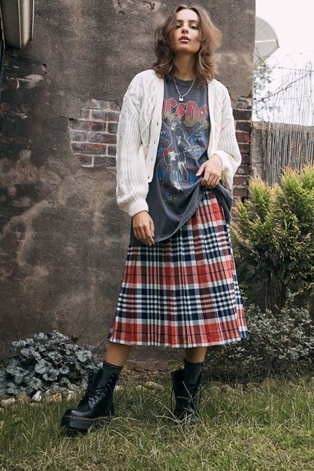 Kilt Outfits Women Tartan Skirts, Plaid Pleated Midi Skirt Outfit, Plaid Midi Skirt Outfit Aesthetic, Rock Skirt Outfit, Punk Kilt Outfit, Plaid Midi Dress Outfit, Kilt Fashion Women Outfit, Womens Kilt Outfit, Tartan Midi Skirt Outfit