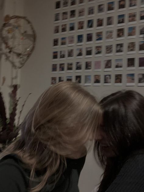 A Lesson In Vengeance, I Kissed Shara Wheeler, Blonde Couple, Blonde And Brunette Best Friends, Blonde And Brunette, Brunette Aesthetic, Blonde Girlfriend, Long Brunette, Girlfriend Goals