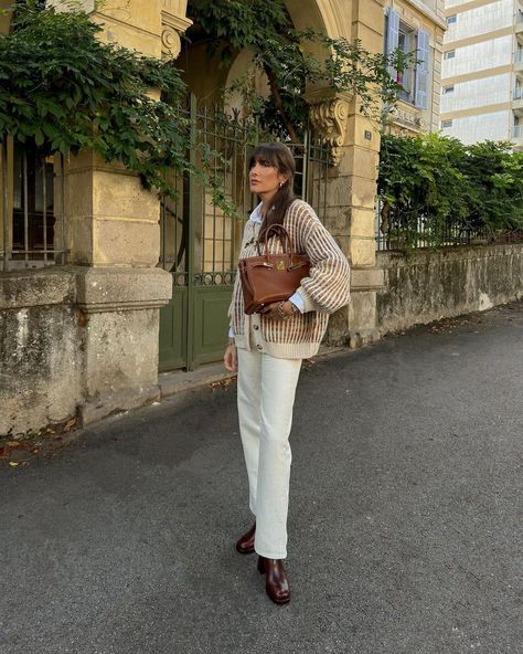 Julie Sergent Ferreri (@juliesfi) • Instagram photos and videos Dark Brown Boots Outfit, White Ankle Boots Outfit, Brown Ankle Boots Outfit, All Brown Outfit, Brown Casual Boots, Brown Boots Outfit, Aesthetic Overalls Outfit, Comfy Summer Outfits, Trainers Outfit