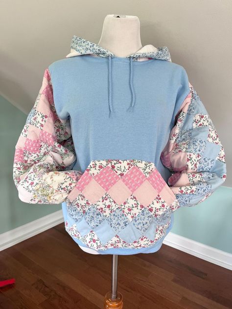 Quilt Clothing, Sweatshirt Upcycle, Sweatshirt Makeover, Quilted Clothing, Patchwork Hoodie, Hoodie Diy, Patchwork Sweatshirt, Upcycle Sweatshirt, Quilted Sweatshirt