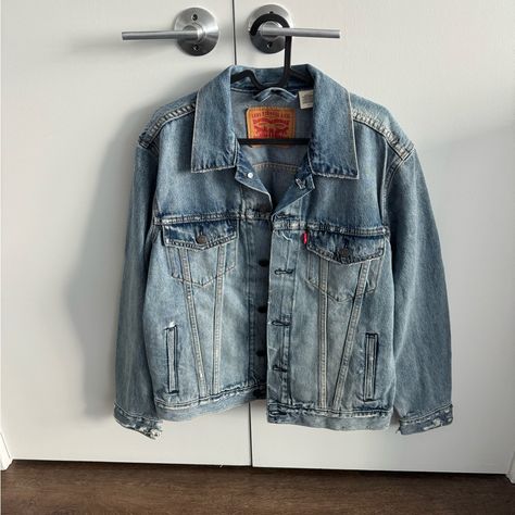 Levi’s Denim Jacket Oversized Fit Classic Denim Blue New Without Tags Denim Jacket Oversized, Vintage Levis Jacket, Red Denim Jacket, Camouflage Coat, Sherpa Lined Denim Jacket, Levis Denim Jacket, Cycling Jacket, Levis Shirt, Levis Jacket