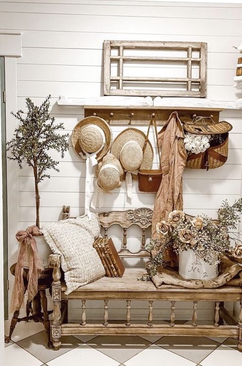 Cottage Entryway Ideas, French Country Entryway, Cottage Entryway, Entryway Inspiration, Viborg, Entryway Ideas, Shabby Chic Farmhouse, Home Entrance Decor, Shabby Chic Vintage