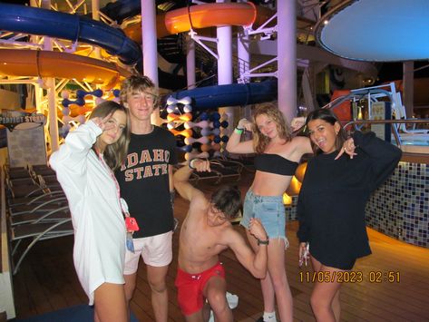 Cruise friends Funny Cruise Pictures, Summer Cruise, Cruise Picture Ideas Friends, Cruise Vibes, Cruise Teen Club, Bahamas Cruise Outfits, Cruise Pics Ideas, Cruise With Best Friend, Cruise With Friends