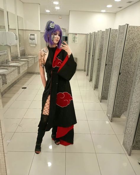 créditos: @thaliathalinda.cosplay Akatsuki Halloween Costume, Itachi Cosplay Female, Anime Cosplay Ideas Female, Cosplay Female Ideas, Naruto Cosplay Female, Akatsuki Costume, Tobi Cosplay, Akatsuki Konan, Konan Cosplay