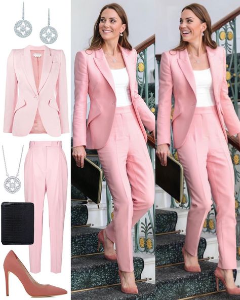 Pale Pink Outfit, Pink Suits Women, Blazers Outfits, Princess Kate Style, Kate Middleton Style Outfits, Gold And Diamond Earrings, Outfits Formal, Looks Kate Middleton, Pant Suits For Women