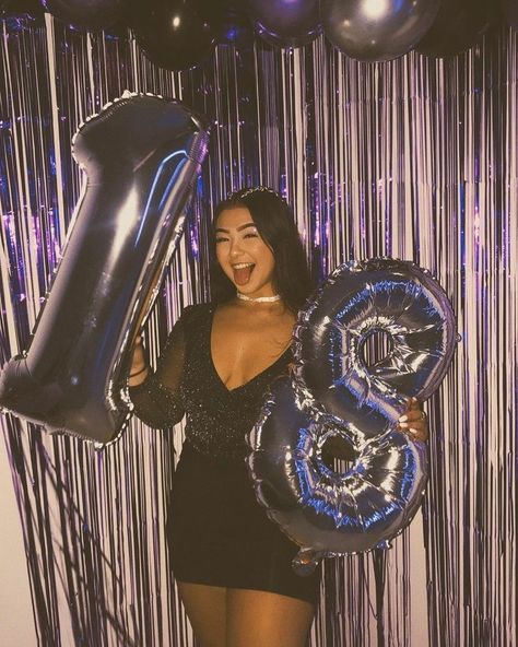 18th Birthday Aesthetic Decorations, 18th Bday Decor, 18th Birthday Photoshoot Themes, Birthday Balloon Photoshoot, 18birthday Party Ideas, 18th Birthday Aesthetic, 18th Birthday Photoshoot, 17 Doğum Günü, 18th Birthday Party Themes