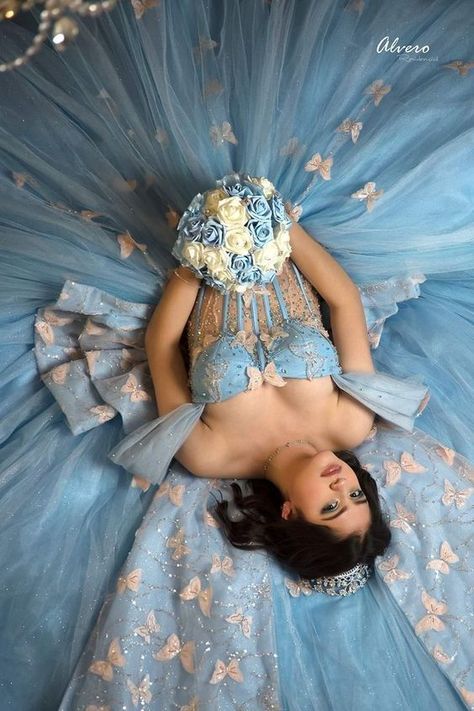 Elegant Quince Dresses, Quince Picture Ideas, Quinceanera Court, Quinceañera Photoshoot Ideas, Quince Photoshoot Ideas, Quince Photoshoot, Quince Pictures, 100 Hairstyles, Sweet 16 Pictures