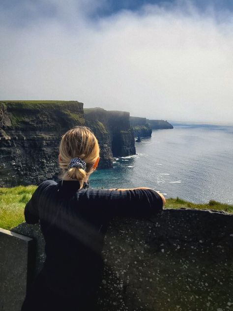 #dublin #ireland #cliffsofmoher #green #instastory #thesummeriturnedpretty #irelandtraveltips Dublin Instagram Story, Irish Aesthetic, Cliffs Of Moher, Instagram Photo Ideas Posts, Dublin Ireland, World Traveler, Study Abroad, Insta Story, Dublin