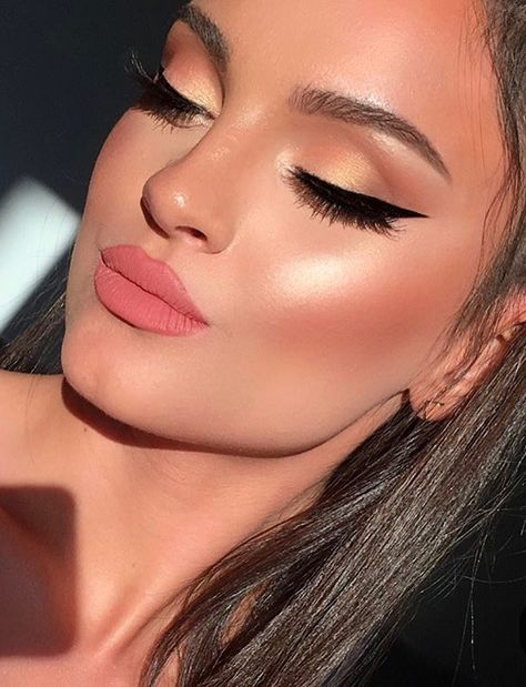 Coral Bridal Makeup, Maternity Make Up Ideas, Make Up For Peach Color Dress, Soft Peachy Makeup Look, Peach And Gold Eye Makeup, Peach Make Up Look, Makeup For Cinnamon Dress, Peach Lipstick Makeup Look, Peach Color Eye Makeup