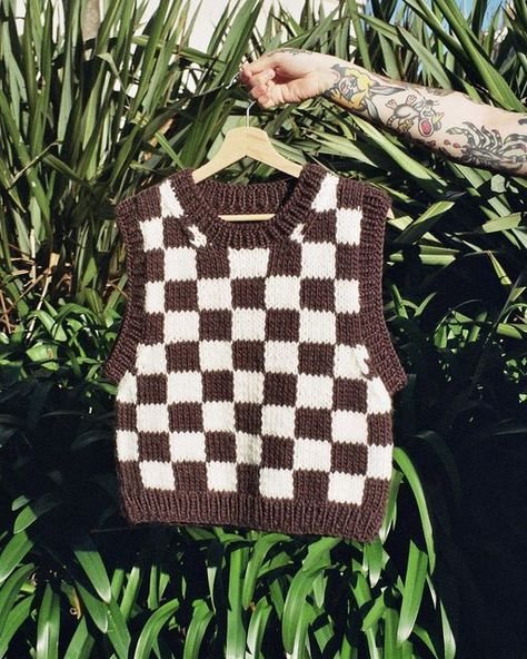 Meganfaithmakes on Instagram: "A brown and off white checkered sweater vest I made at the beginning of the year 🤎🤍" Crochet A Vest, Crochet Vest Outfit, Lace Crochet Cardigan, Crochet Vest Pattern Free, Crochet Sweater Vest, Vest Pattern Free, Crochet Sweater Design, Crochet Cardigans, Quick Crochet Patterns