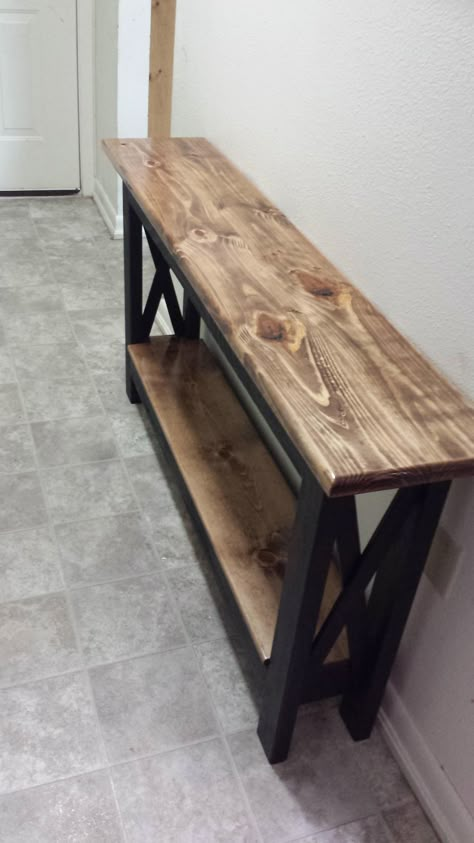 Rustic Hallway, Rustic Furniture Design, Koti Diy, Rustic Industrial Decor, Hal Decor, Hallway Table, Farmhouse Furniture, Rustic Furniture, Pallet Furniture