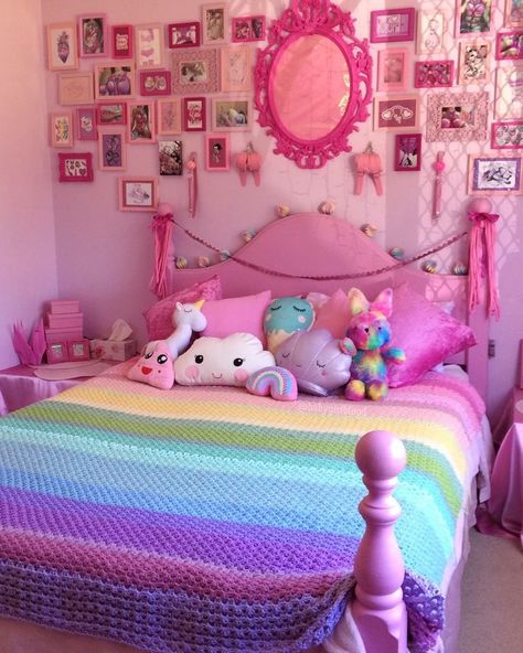 kawaii bedroom Girls Unicorn Bedroom Ideas, Unicorn Themed Bedroom, Purple Girls Room, Unicorn Room Decor, Unicorn Bedroom, Kawaii Bedroom, Pink Bedroom Decor, Rainbow Room, Pastel Room