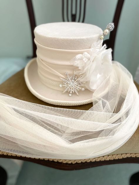 Hats With Veils, Wedding Top Hat, Bridal Tops, Long Veil, Wedding Hat, 2024 Design, Lace Veils, Ivory Bridal, Hat Stands