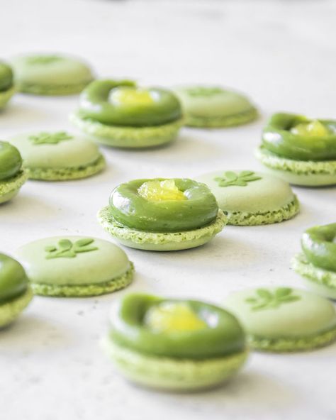 Lime Macarons, Apple Puree, Macaroon Cookies, Mini Cake Pans, Hell’s Kitchen, Macaron Recipe, Cookie Desserts, Mini Cakes, Yummy Food Dessert