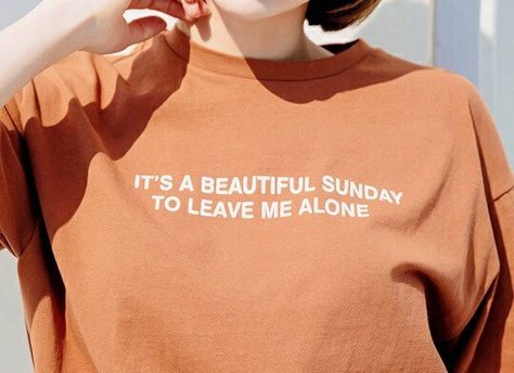 Funny Shirt Ideas, Street Style Vintage, Street Style Photography, Look Retro, Street Fashion Photography, Retro Designs, Music Fashion, Funny Shirt, Super Junior