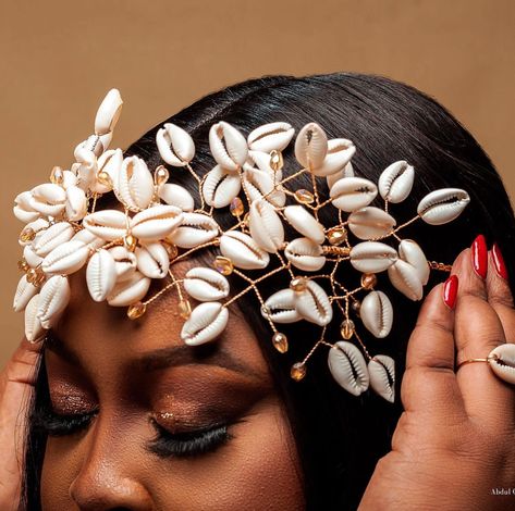 Cowrie Shell Headpiece, Cowrie Shells In Hair, Afro Hair Jewelry, Cowrie Shell Jewelry For Haldi, Kori Jewellery, African Head Jewelry, Head Jewelry African, Cowrie Jewelry, Black Photoshoot