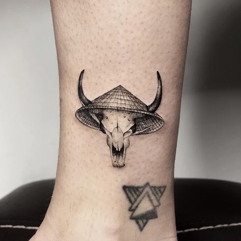 (Maybe just straw hat) Vietnam Hat Tattoo, Straw Hat Tattoo, Rice Hat Tattoo, Vietnamese Hat Tattoo, Vietnam Tattoo Ideas Design, Vietnamese Tattoo, Vietnam Tattoo Ideas, Skull In Cowboy Hat Tattoo, Vietnamese Tattoo Ideas