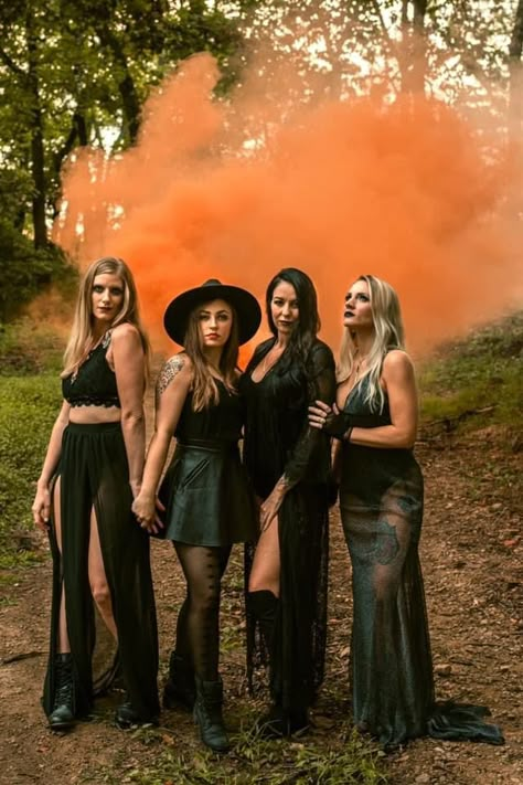 Photoshoot Ideas Halloween, Halloween Games Online, Coven Photoshoot, Best Friend Photoshoot Ideas, Witchy Photo Shoot, Witch Photo Shoot, Friend Photoshoot Ideas, Witch Shoot, Witchy Photoshoot