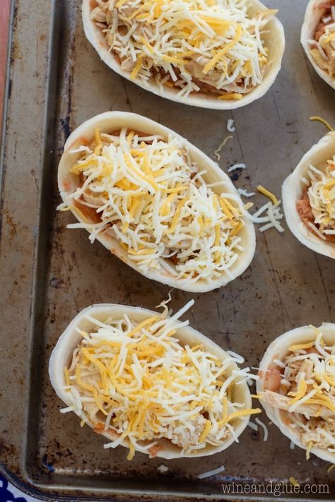 These Easy Cheesy Taco Boats are absolutely perfect as a quick weeknight dinner or a fun game day appetizer. My four year old declared these the best dinner ever! Taco Boat Recipes, Taco Dinner Recipes, Taco Boats, Taco Bowl Recipe, Taco Dinner, Mini Tacos, Slow Cooker Tacos, Easy Taco, Mexican Food Recipes Easy