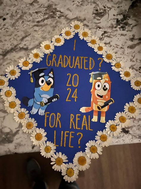 Graduation Cap Designs South Park, Bluey Grad Cap, Graduate Caps Ideas, Disney Cap Decoration Graduation, Bluey Senior Parking Spot, Grad Cap College, Bluey Graduation Cap Ideas, Graduation Cap Designs High School 2024, Cap Ideas For Graduation College