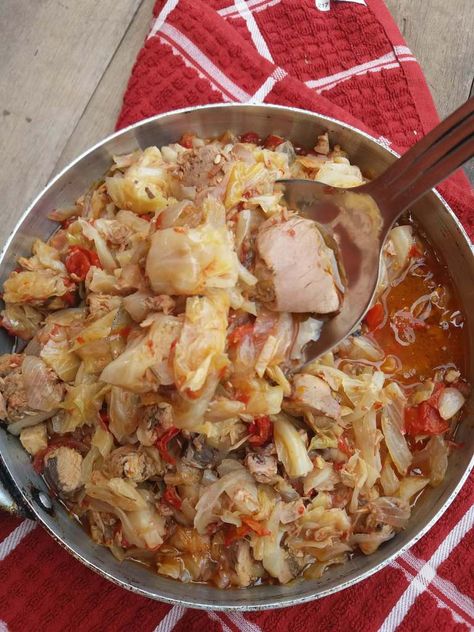 Ghanaian style cabbage stew using smoked tuna. You can use canned tuna in oil or any smoked fish of choice for variation. #fishrecipe #tuna #cabbage Tuna Cabbage, Ghanaian Recipes, Tuna In Oil, Meal Plan Clean Eating, Fast Healthy Food, Womb Wellness, Cholesterol Friendly Recipes, Smoked Tuna, Cabbage Stew