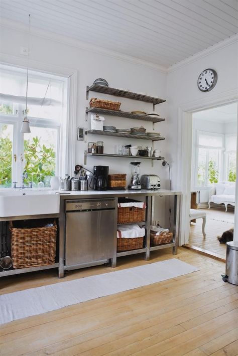 stainless steel + baskets = industrial + natural Open Shelves Kitchen Modern, Small Kitchen Appliance Storage, Industrial Decor Kitchen, Industrial Kitchen Design, Industrial Style Kitchen, Kitchen Rustic, Freestanding Kitchen, Open Kitchen Shelves, Industrial Kitchen