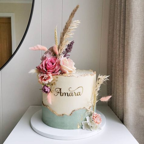 Little Miss Fatty Cakes on Instagram: “🌸 AMARA 🌸 A remake of a cake I did last year, with a different colour scheme and floral arrangement, for a very lucky birthday girl 💕…” Cake Ideas For Adults Women, 36 Birthday Cake For Women, 28 Birthday Cake Women, Bday Cakes For Women Beautiful, Modern Birthday Cakes For Women Simple, 35 Birthday Cake Woman, Simple Bday Cakes For Women, Beautiful Birthday Cakes For Women, Birthday Cake For Women Simple