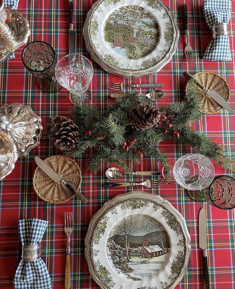 Christmas Tartan Table Settings, Christmas Brunch Table Decor, Spode Christmas Table Settings, Tartan Christmas Table, Christmas Dinner Set, Scottish Christmas, Cottagecore Christmas, Xmas Table Decorations, Xmas Table