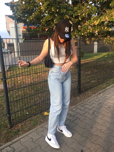 Mom Jeans Outfit Aesthetic, Outfits Con Jeans Y Tenis, Outfits With Nike Blazers, Nike Blazers Outfit, Casual Oufits, Outfits Con Jeans, Mom Jeans Outfit, Nike Shoes Outfits, Outfit Mujer