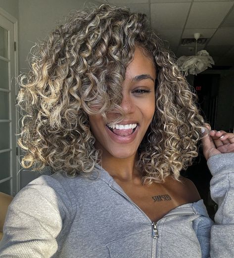 Halo Highlights Curly Hair, Short Curly Blonde Highlights, Short Curly Hair With Blonde Highlights, Curly Hair Blonde Tips, Brown And Blonde Highlights Curly Hair, Ash Blonde Hair Curly, Expensive Hair Color, Money Pieces Curly Hair, Honey Blonde Highlights Curly Hair