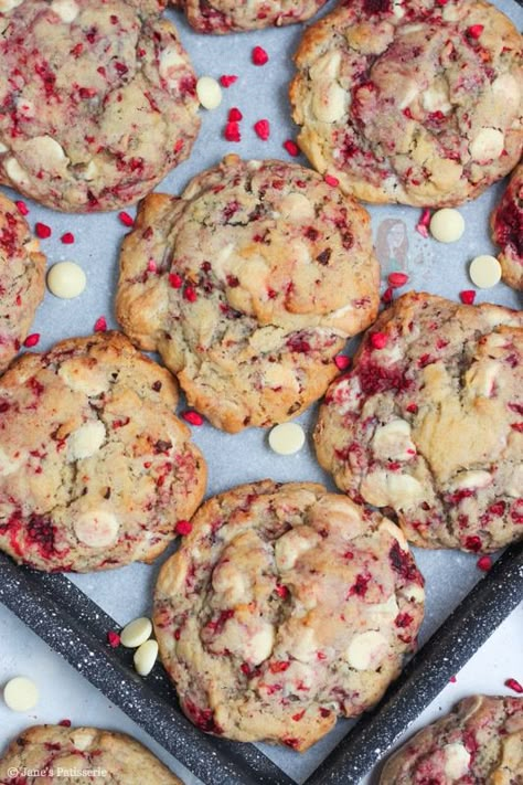 White Chocolate Raspberry Cookies White Chocolate Raspberry Cookies, Chocolate Raspberry Cookies, Raspberry White Chocolate Cookies, Raspberry Cookie Recipes, Sommer Mad, Janes Patisserie, Raspberry Cookies, White Chocolate Chip, White Chocolate Cookies