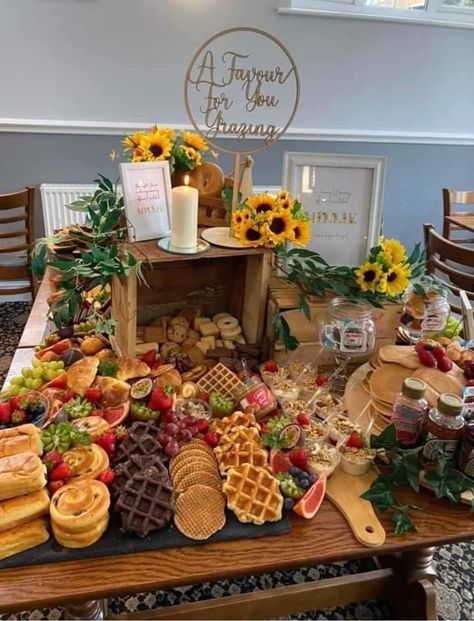 Brunch Party Set Up Ideas, Bridal Brunch Food Table, Sunday Brunch Birthday Ideas, Bohemian Brunch Decor, Brunch Food Buffet, Brunch Anniversary Party, Bridal Shower Layout Ideas, Brunch Home Party, Easter Brunch Spread