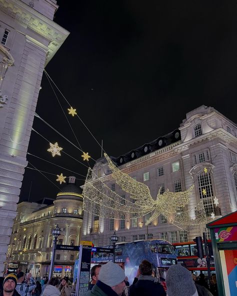 Christmas In London, Vintage London Photography, Piccadilly Circus, London Christmas, London Street Style, London Underground, Circus, In London, London