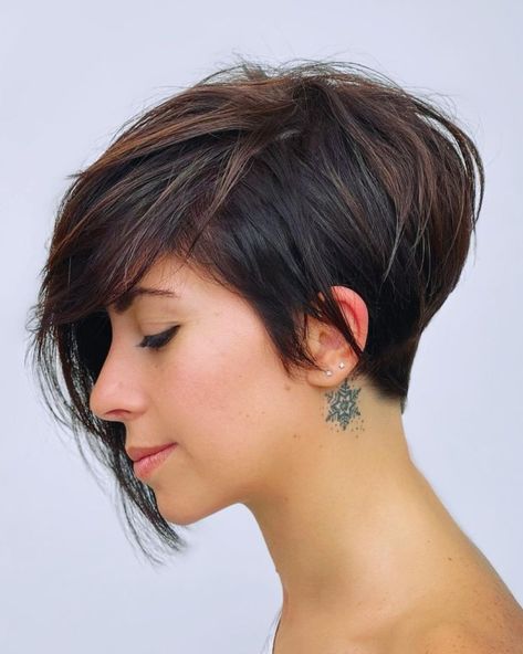 Asymmetrischer Pixie mit Chin-Grazing Pony Long Asymmetrical Haircut, Asymetrical Haircut, Short Asymmetrical Haircut, Asymmetrical Bob Short, Wedge Haircut, Asymmetrical Bob Haircuts, Asymmetrical Haircut, Pixie Bob Haircut, Asymmetrical Pixie