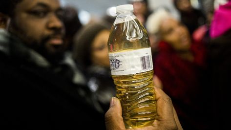 Many Flint Residents Are Desperate to Leave, but See No Escape - The New York Times Flint Water Crisis, Acid Reflux Diet, Flint Michigan, Water Drawing, Safe Drinking Water, Male Fitness Models, Wide Angle Lens, Water Quality, Video New